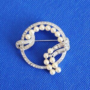 1930-40- S MAZER BROS SIGNED VINTAGE ROUND BROOCH DECORATED WITH FAUX PEARLS.